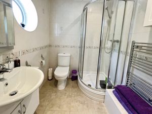 En-suite- click for photo gallery